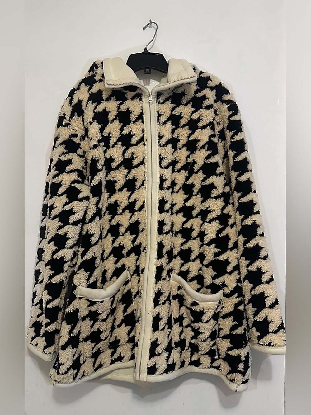 Houndstooth Teddy Zip-Up Jacket in Black & Cream